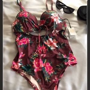 Beautiful One piece floral swimsuit Size 34B
